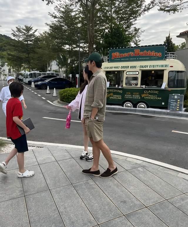 海南网友街头偶遇杜江，穿老布鞋超接地气，霍思燕身材走样似有喜