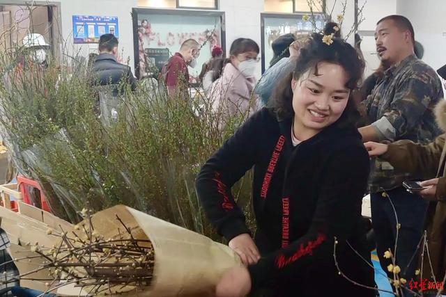 一万朵玫瑰花大概多少钱,玫瑰花批发价格多少钱一只情人节