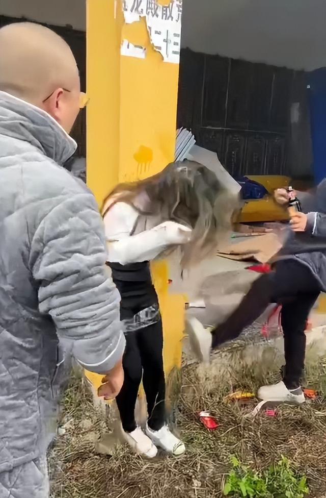 女孩被捆绑示众，遭一群男子“一百种办法”殴打凌辱