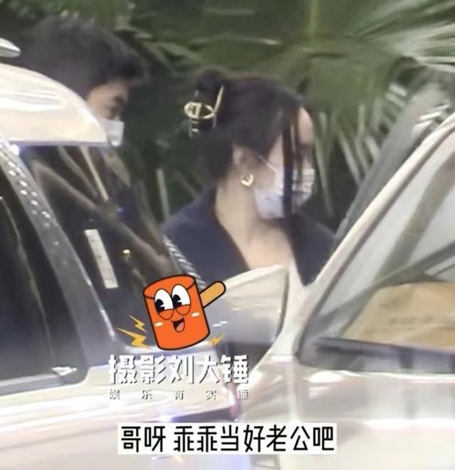 偶遇杜江一家三亚度假，霍思燕生图膀大腰圆，跷二郎腿变化大