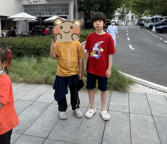 海南网友街头偶遇杜江，穿老布鞋超接地气，霍思燕身材走样似有喜
