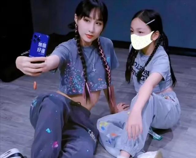 雷佳音老婆身材真辣！穿丝袜秀“女团腿”，10岁女儿打扮挺时髦