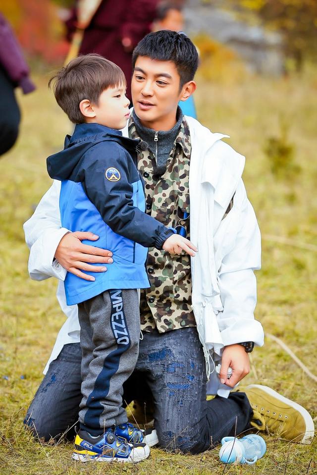 偶遇杜江一家三亚度假，霍思燕生图膀大腰圆，跷二郎腿变化大