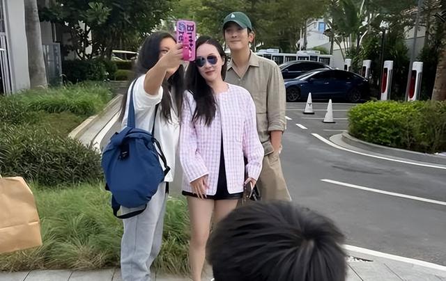 海南网友街头偶遇杜江，穿老布鞋超接地气，霍思燕身材走样似有喜