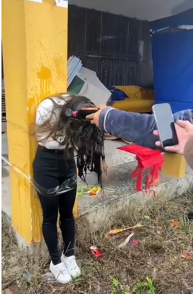 女孩被捆绑示众，遭一群男子“一百种办法”殴打凌辱