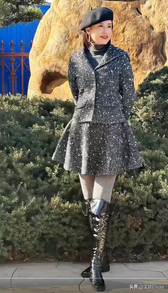 央视主持张蕾不上班美好多！穿黑丝打扮清凉，不主持春晚真太可惜