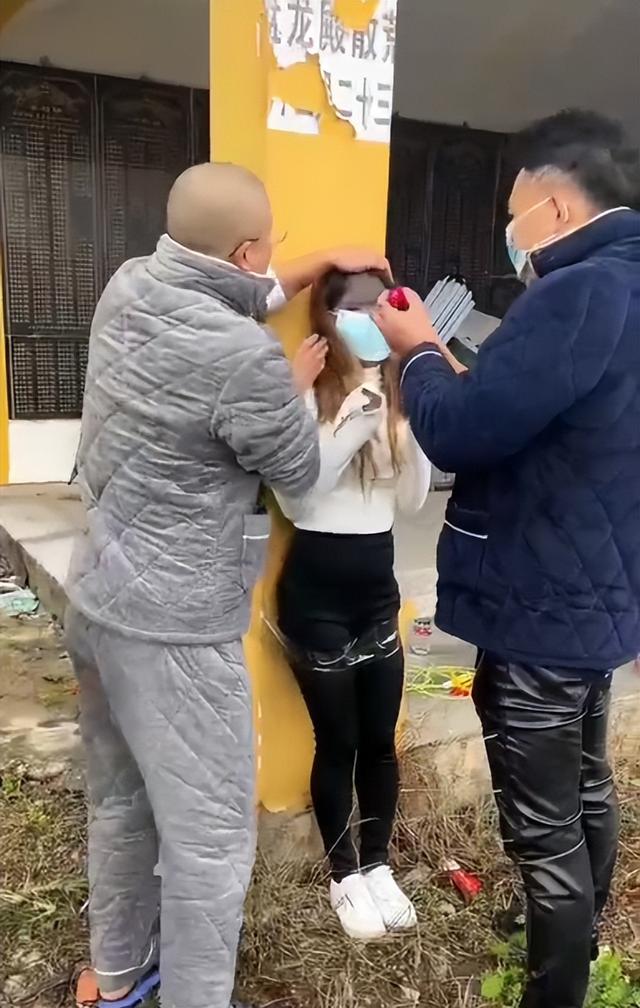 女孩被捆绑示众，遭一群男子“一百种办法”殴打凌辱