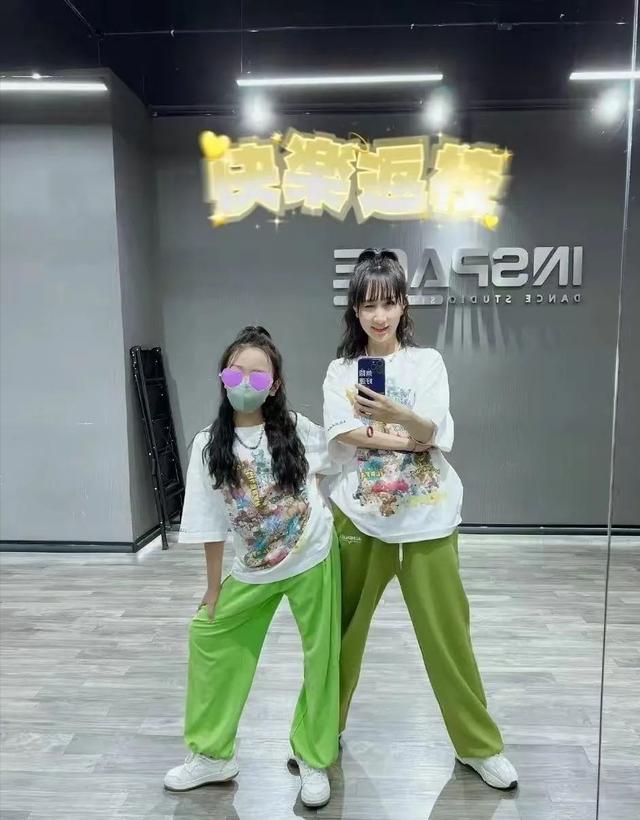 雷佳音老婆身材真辣！穿丝袜秀“女团腿”，10岁女儿打扮挺时髦
