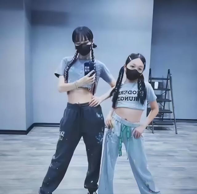 雷佳音老婆身材真辣！穿丝袜秀“女团腿”，10岁女儿打扮挺时髦