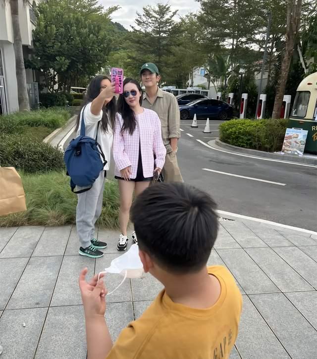 海南网友街头偶遇杜江，穿老布鞋超接地气，霍思燕身材走样似有喜