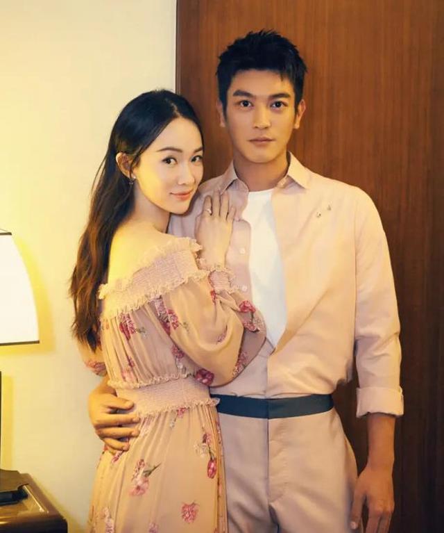 海南网友街头偶遇杜江，穿老布鞋超接地气，霍思燕身材走样似有喜