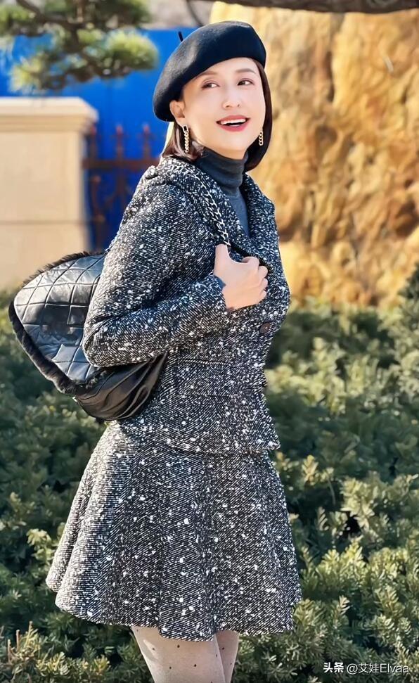 央视主持张蕾不上班美好多！穿黑丝打扮清凉，不主持春晚真太可惜