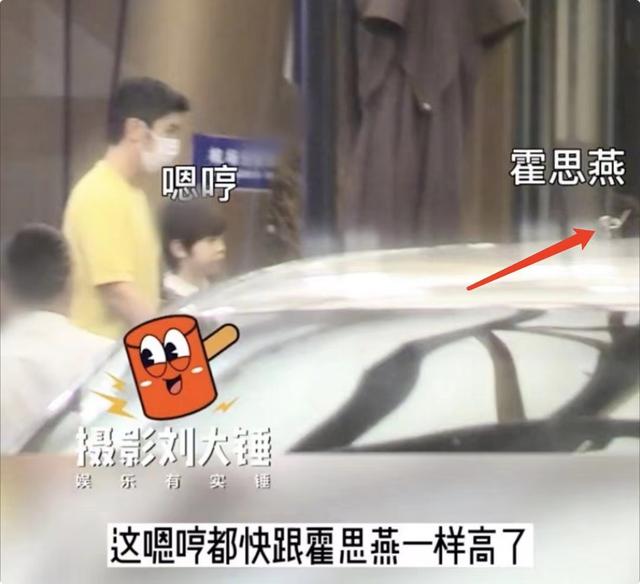 偶遇杜江一家三亚度假，霍思燕生图膀大腰圆，跷二郎腿变化大