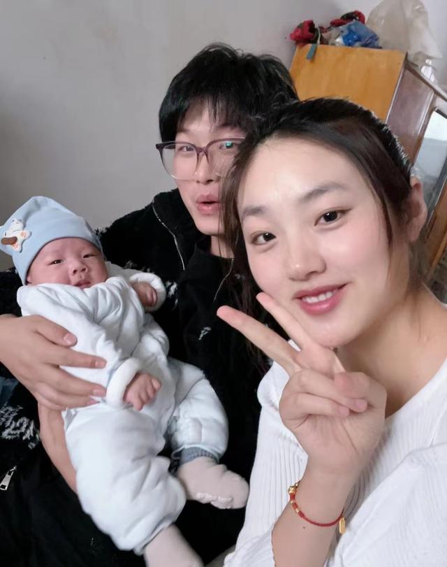 抖音很火的一家三口图片怎么制作,抖音流行一家三口图片怎么制作的