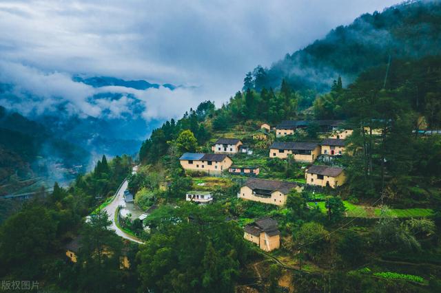 我和父亲从九顷三撑着满满一船麦捆，去往老河西晒场