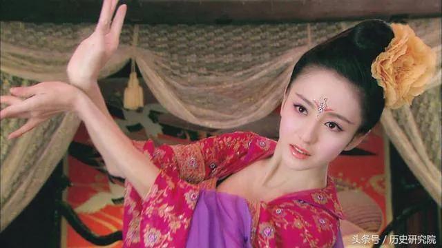 二八佳人体似酥,暗里催人骨髓枯,二八佳人体似酥_腰肢如刀斩凡夫