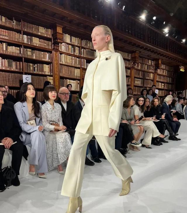 西服套装搭配什么鞋子好看,女西装裤搭配鞋子图片