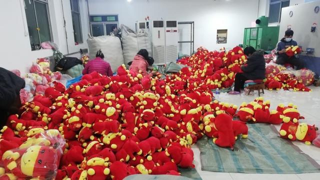 适合新手摆地摊做的小本生意，2元店一年能挣多少钱