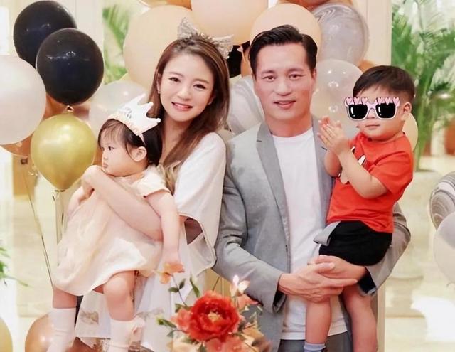 晨妤小美女，吃饭睡觉逗艾艾