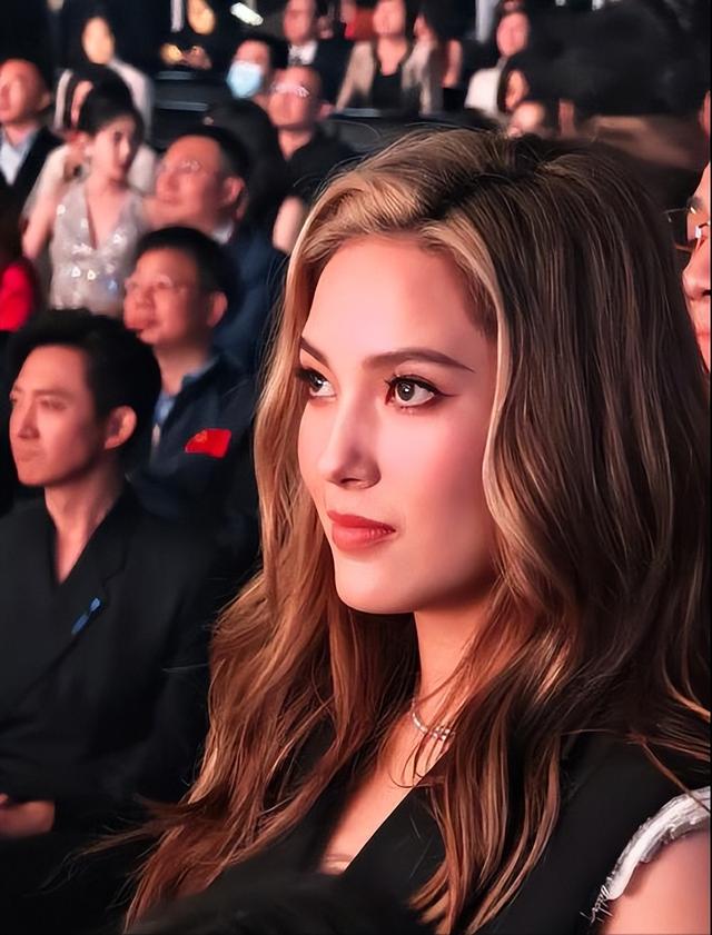 媒体评谷爱凌被男粉丝拦下合影4，谷爱凌是谁