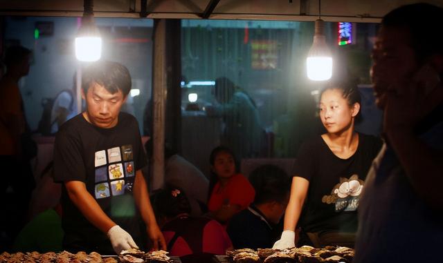 官媒组合拳出手，摆地摊就日入9000，用事实教你不准“春池嫣韵”