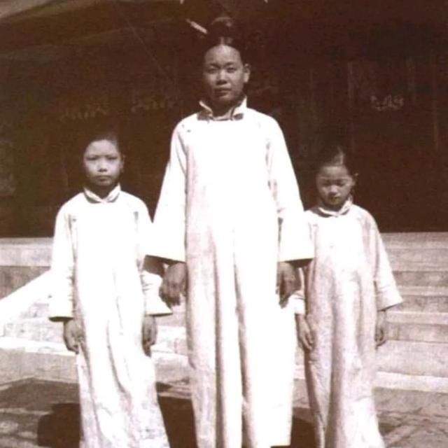 溥仪一天十几个宫女出嫁了,溥仪多少宫女