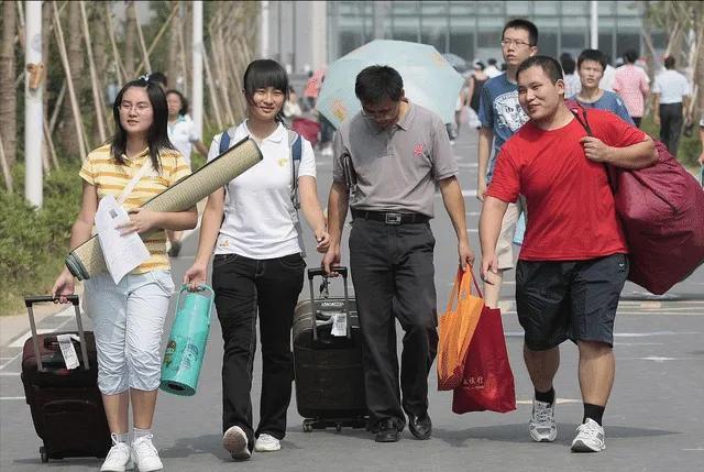 老师喂我吃饭,老师喂我吃饭我一直打嗝