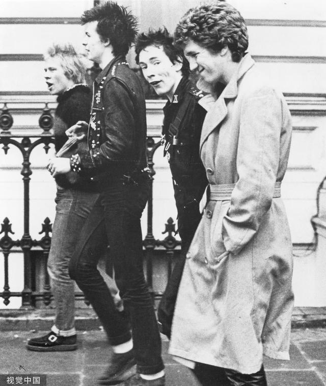 著名服装设计师有哪些人,著名服装设计师及作品欣赏