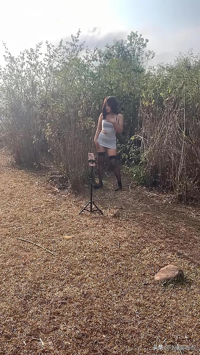 乍暖还寒，年轻女子衣着单薄野外搞直播，边哆嗦边说真的不冷