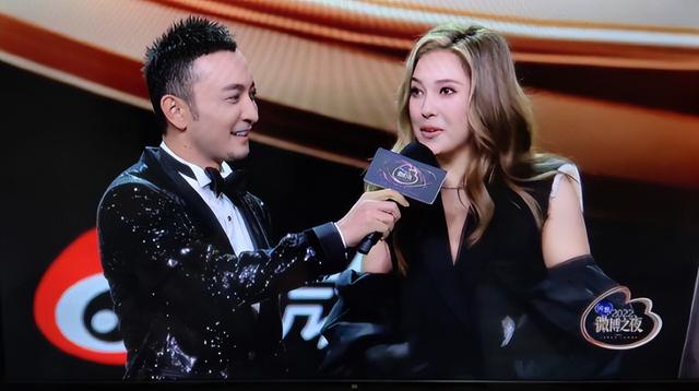 媒体评谷爱凌被男粉丝拦下合影4，谷爱凌是谁