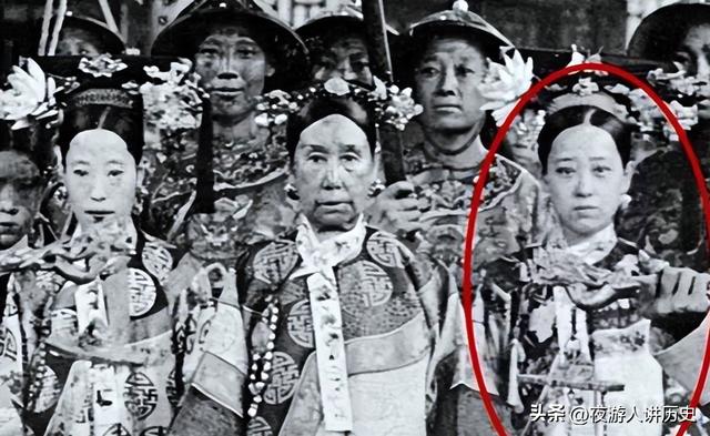 十格格喜欢谁，十格格喜欢和珅吗