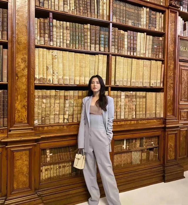 西服套装搭配什么鞋子好看,女西装裤搭配鞋子图片