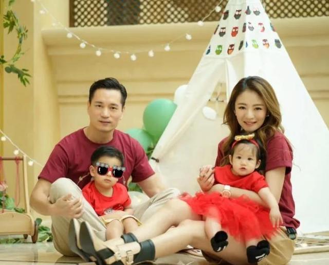 晨妤小美女，吃饭睡觉逗艾艾