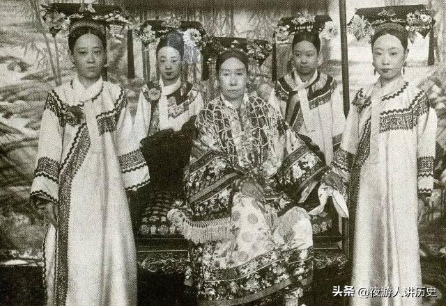 十格格喜欢谁，十格格喜欢和珅吗