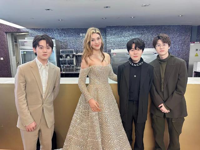 媒体评谷爱凌被男粉丝拦下合影4，谷爱凌是谁