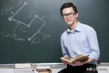 大学教授私聊女生你还含苞欲放！你的睡衣超好看哟！真恶心