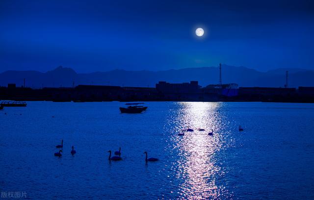 睡觉前的故事给女朋友讲的,给女朋友讲又甜又撩的小故事