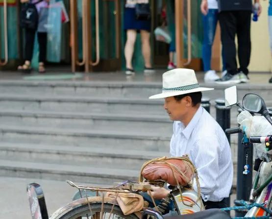 回收旧衣服上门电话，收废品上门电话附近