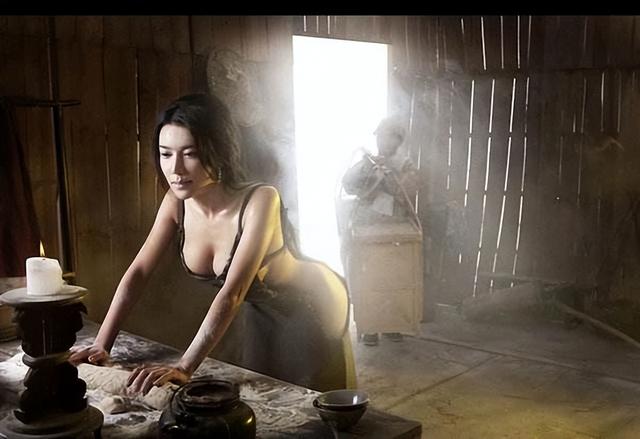 “最美潘金莲”一个红肚兜拍卖18万元，两任男友一个侏儒一个巨人