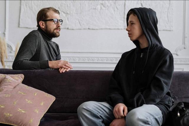 如何与父母沟通英语作文80词带翻译，如何与父母沟通英语作文80字