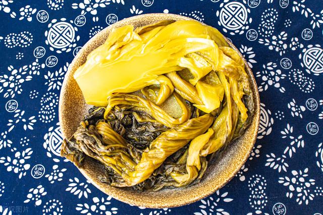 腌制的酸菜可以放冰箱冷冻吗，腌制的酸菜可以放冰箱冷冻吗多久