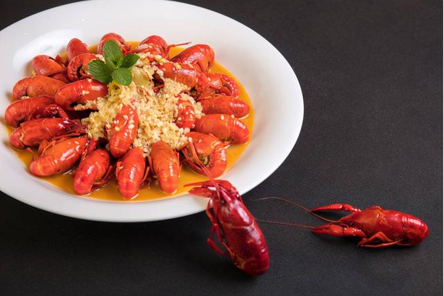 小龙虾哪个部位可以吃哪个部位不能吃，小龙虾哪个部位可以吃哪个部位不能吃的