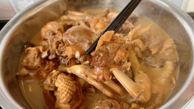 鹅炖汤和什么一起炖好吃又营养，鹅炖汤和什么一起炖好吃呢