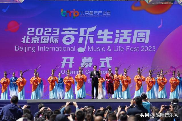 抖音一个女的翻唱很火的歌老男孩,抖音一个女的翻唱很火的歌老男孩是谁